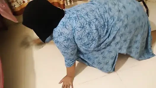 Fucking a Beautiful Hot Stepmom in Saudi Arabia When She Stuck Under Bed