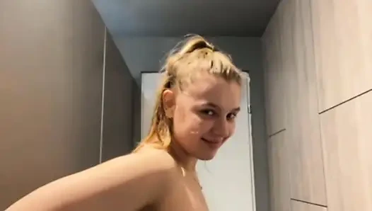 Crazy squirting with jucielussie in public gym