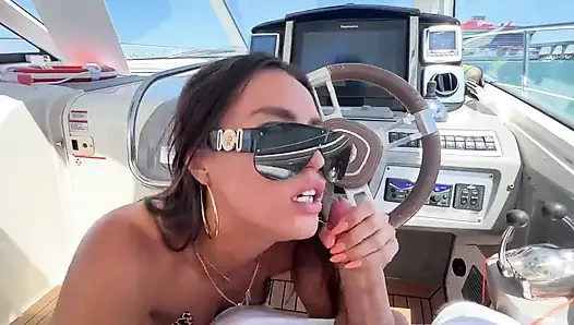 Дикий тройничок с яхтой с Kelsi Monroe и Kira Perez на открытых водах