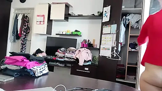 Amateur-ehefrau Hat Spaß, Kleider Anprobieren Und Zu Schneiden.