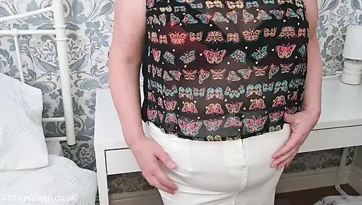 Freche hausfrau in strumpfhosen strippt für dein sordid-sexuelles vergnügen