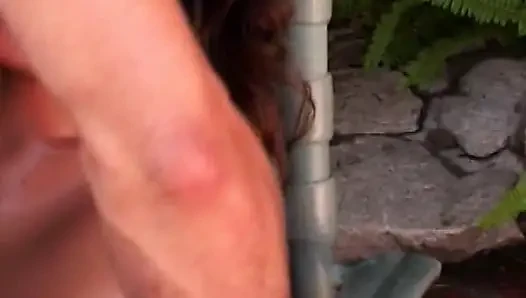 Leidenschaftlicher Outdoor-Sex im Garten
