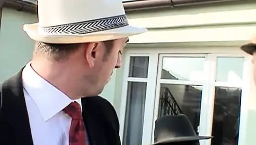 Klasik yatak odasında İtalyan sert sikişiyor