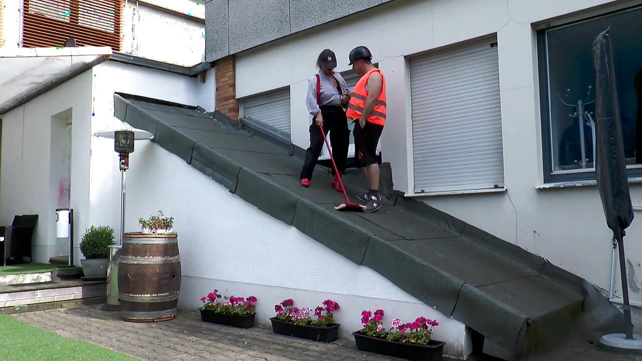 Big ass MILF enjoying outdoor anal fuck