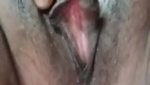 Одинокая девушка трахает пальцами в ее киску, и получает удовольствие