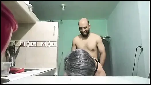 Kejutan! Kontol di lubang, enak banget! Aku punya abang tiri yang hebat!
