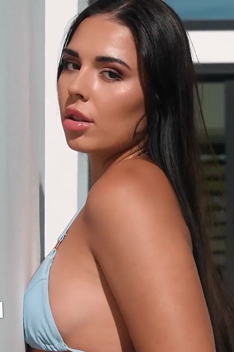 The Deal with Candee Licious Gets Hot Fast