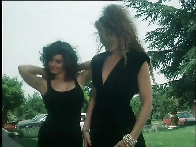 Napaljene kurve puše kurčeve i primaju ih u guzicu