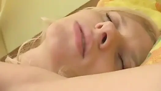 Cewek sange rambut pirang ini dientot habis-habisan sampai dicrot di dalam
