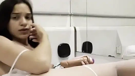 Brasilianerin alice Lima lutscht und reitet einen dildo im Motel