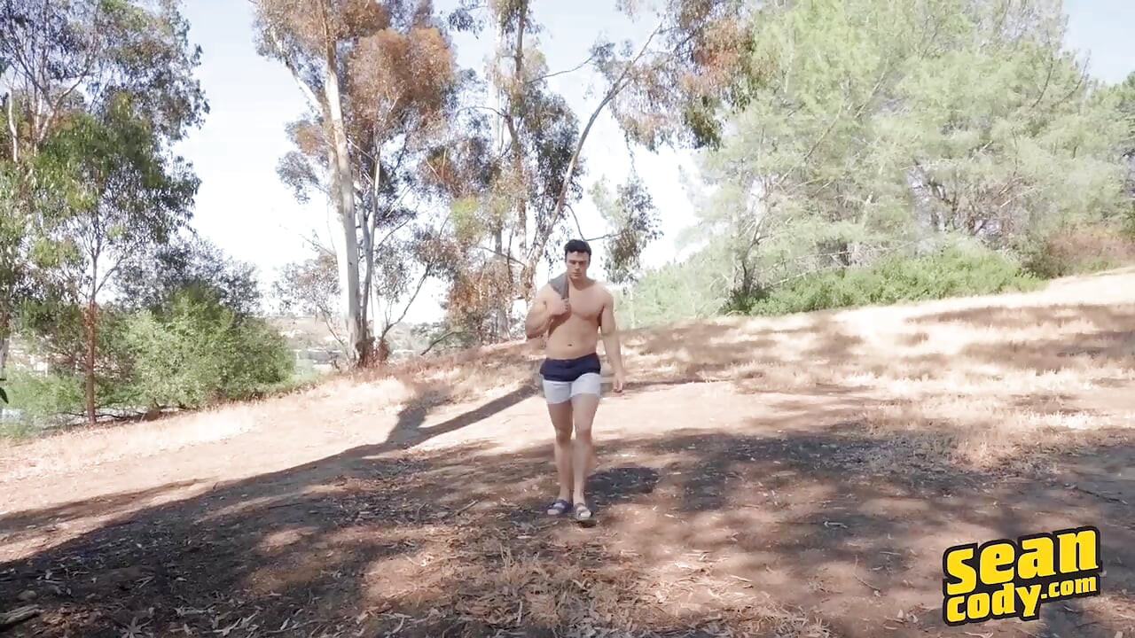 Sean Cody - Kyle Fletcher en Clark Reid veranderen een zonnige wandeling in een stomende slaapkamerneukpartij