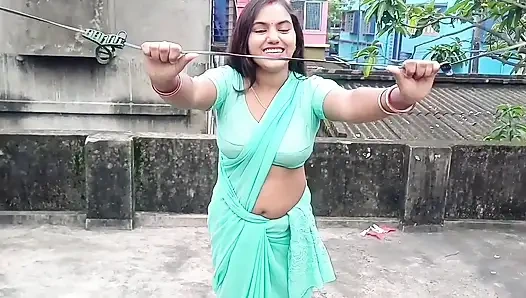 Kadın terziyi evine çağırıyor ve adam ölçüler aldı ve onunla seks yaptı.