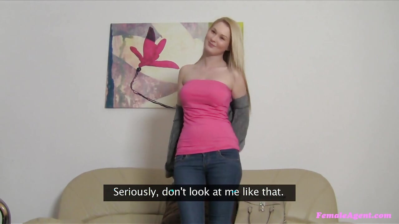 Vrouwelijke agent - prachtige blonde Antonya en haar baas genieten van kinky kantoor 69 en heet poesje vingeren