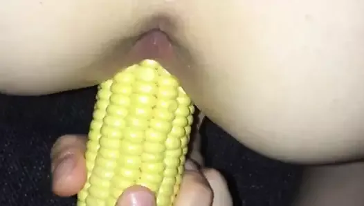 Подруга трахает себя кукурузой в початках