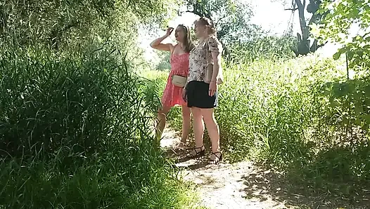 Zwei frauen, mädchen und reife milf zogen rotes höschen aus, pinkeln am straßenrand in der Öffentlichkeit, pinkeln im freien, lesben küssen