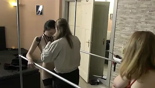 Meliss dan Zoë Dicambuk