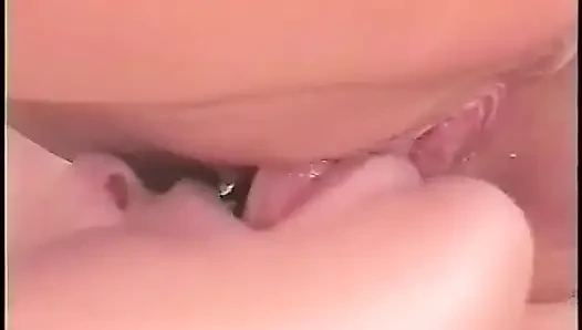 Pria kontol besar suka menyetubuhi memek pada pelacur biseksual cantik ini