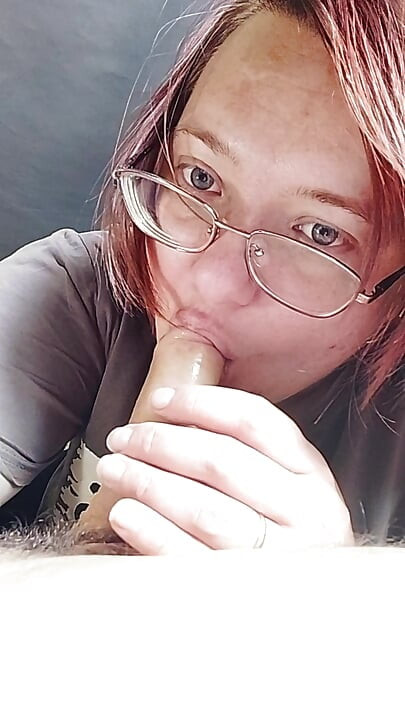 Amatérská přítelkyně kouří místo vaření - vnadná brunetka s brýlemi kouří a honí péro