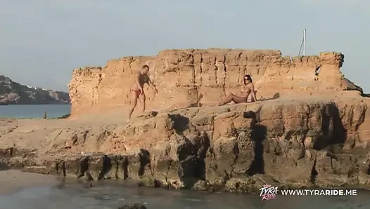 Brünette genießt wilden sex auf bootsstrand und couch