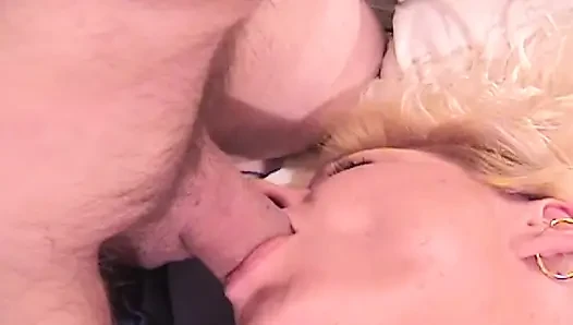 Diese perfekte blondine ist bereit für eine fantastische action mit ihrem ehemann