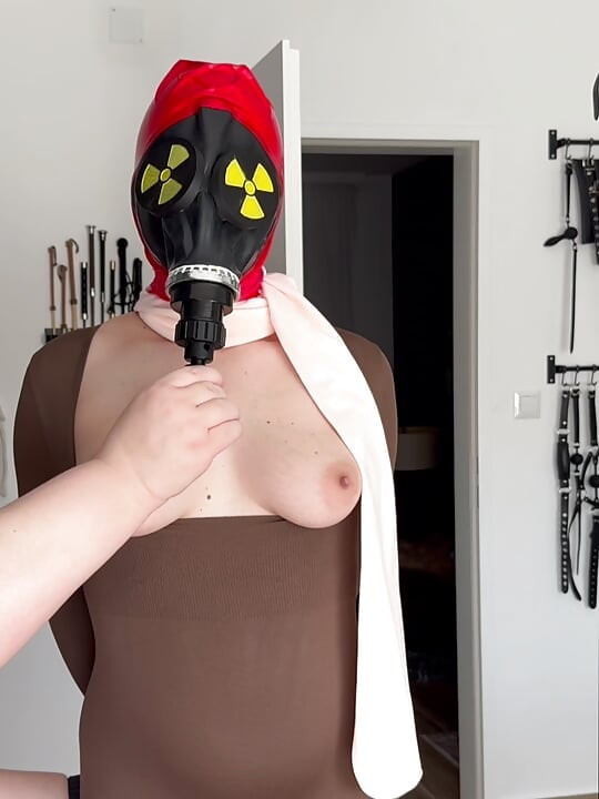 Gasmasker en pantylagen, tieten bdsm-spel
