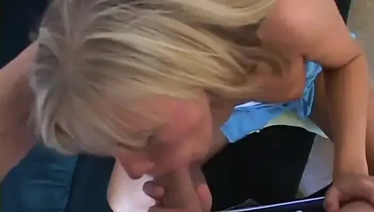 Junge blondine mit kleinen titten gefickt und von großem schwanz in den mund abspritzen