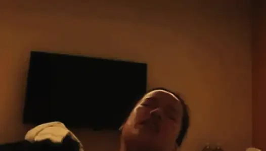 Florida'da bir odada her gün mastürbasyon yapıyor ve ona sohbette mesaj atmasını bekliyor