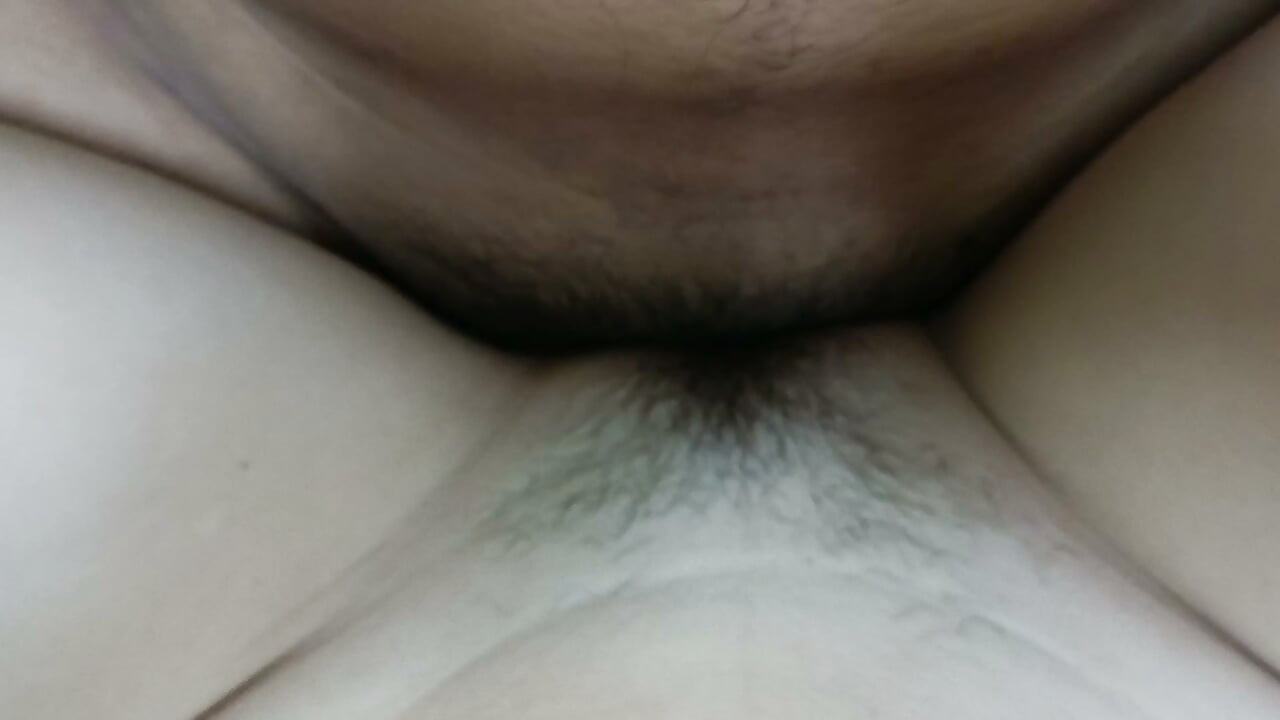 আমি কাবেতের উপরে চেপে বসে খুব জোরে চুদছি