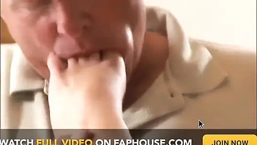 Brunette muda memberikan footjob kepada seorang kakek