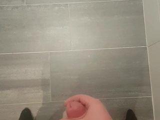 Belles grosses gouttes de sperme dans la salle de bain