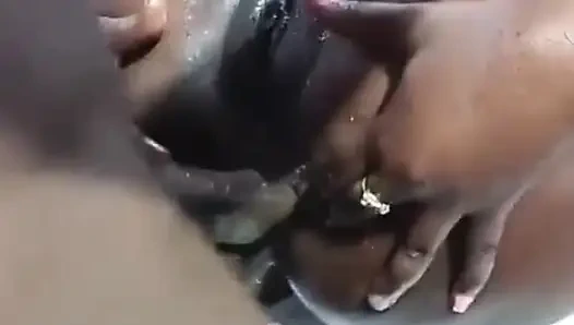 İlk anal seks ilk kez poposunu alıyor