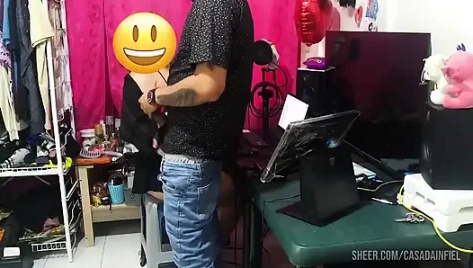 Güzel Ruby Mükemmel Bir Oral Seks Yapıyor