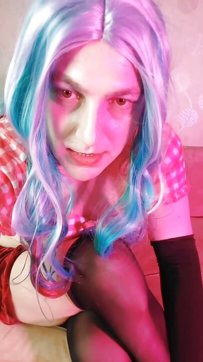 Sissy u ružičasto-crvenoj odjeći