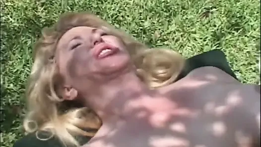 Seksi büyük memeli orta yaşlı seksi kadın amcık yalıyor bahçede sikişiyor
