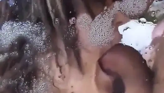 Большой минет в саду... сперма в рот