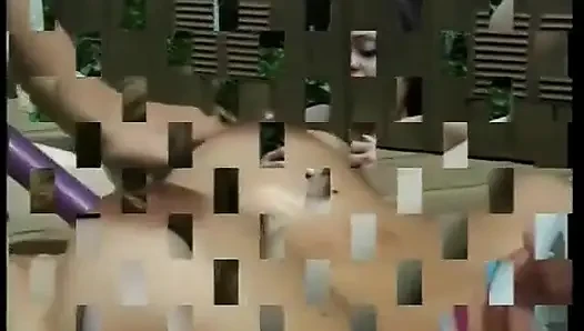 Горячая крошка сжимает ее сиськи, пока ее подруга вылизывает ее