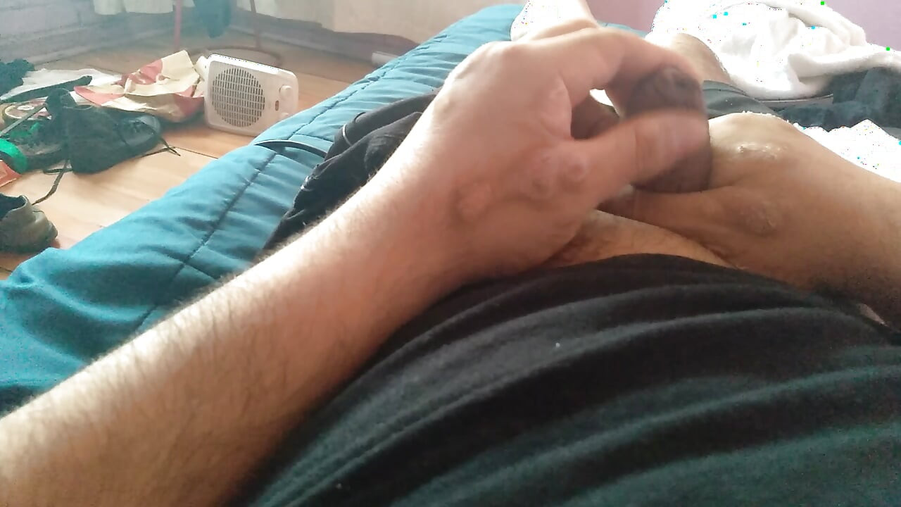 Ayah gay besar menunjuk-nunjukkan zakarnya yang menakjubkan