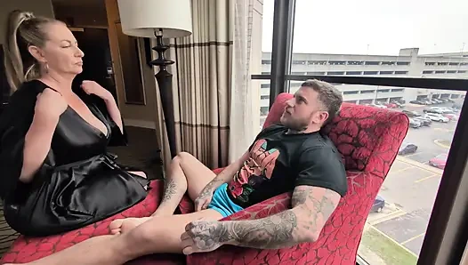 Üvey Annem Ayrıldıktan Sonra Bana Yardım Ediyor