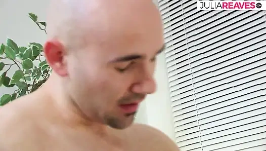 Ateşli kız kanepede sert sikildikten sonra yüzünü dölle kaplıyor