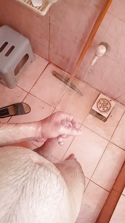 Tomando banho e gozando no final