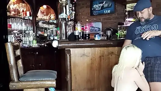 Kız arkadaşım beni emiyor ve arkadaşlarımın yarağı gırtlağına ve göğüslerine boşalıyor