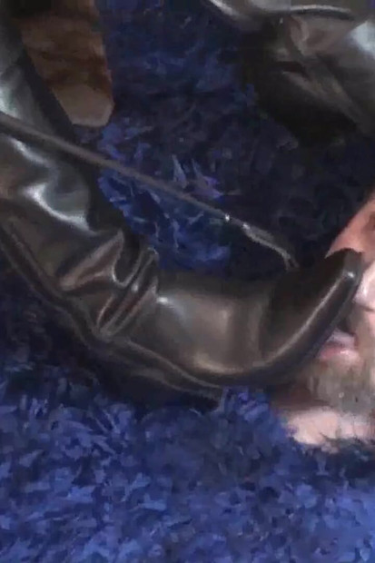 चेहरा जमीन पर धराशायी हो जाता है