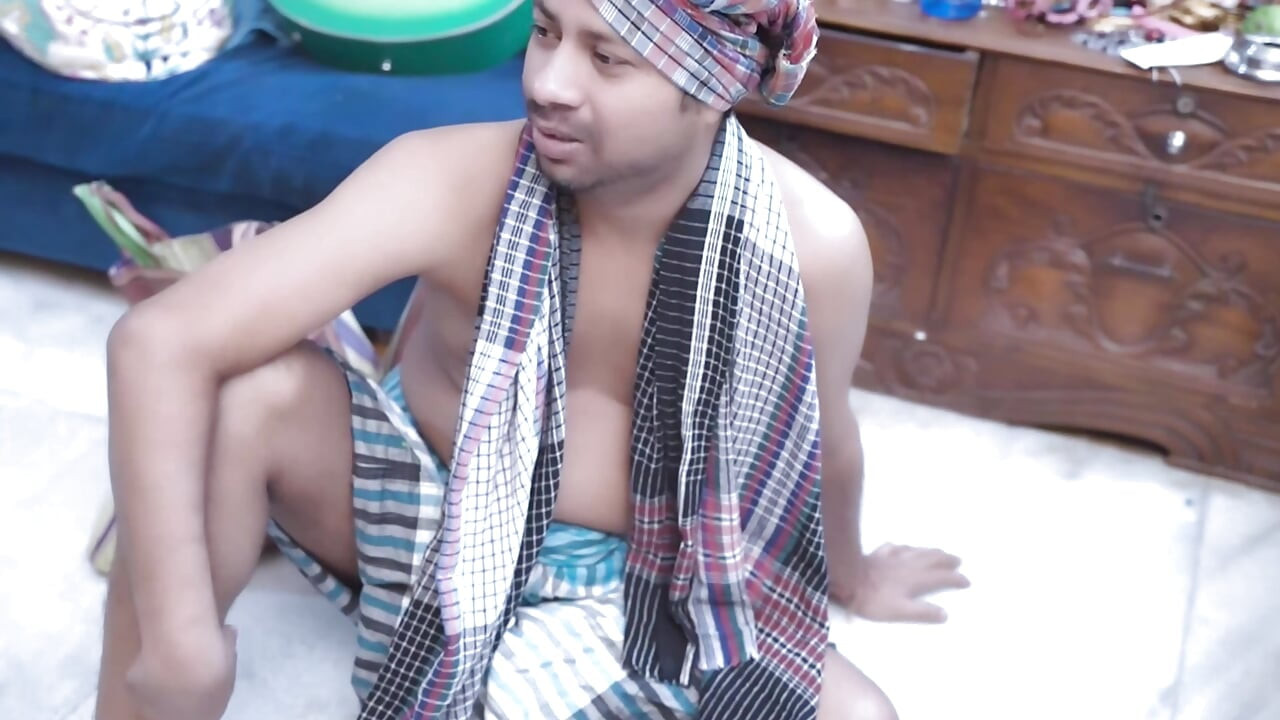 Malkin kaam karwa ke paisa nhi di to naukar ne patak ke chod diya
