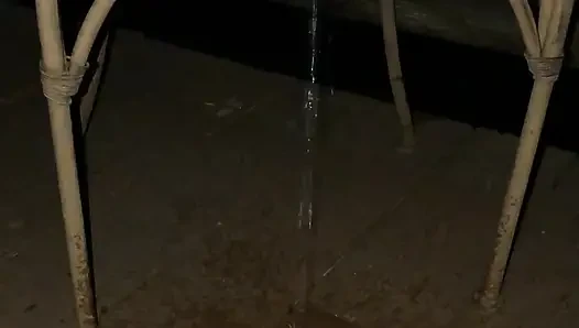 Istri kencing di luar ruangan
