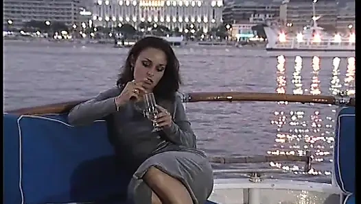 Harika memeli ve ıslak amcıklı ateşli kadınlar çifte sikiliyor