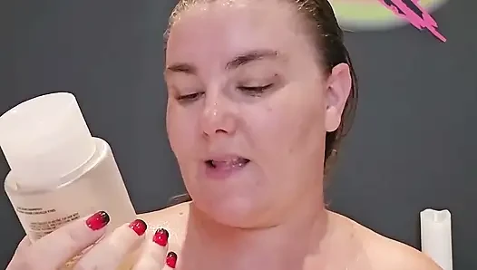 Ashley banyo saç yıkamasını oyuncak oyununa dönüştürüyor