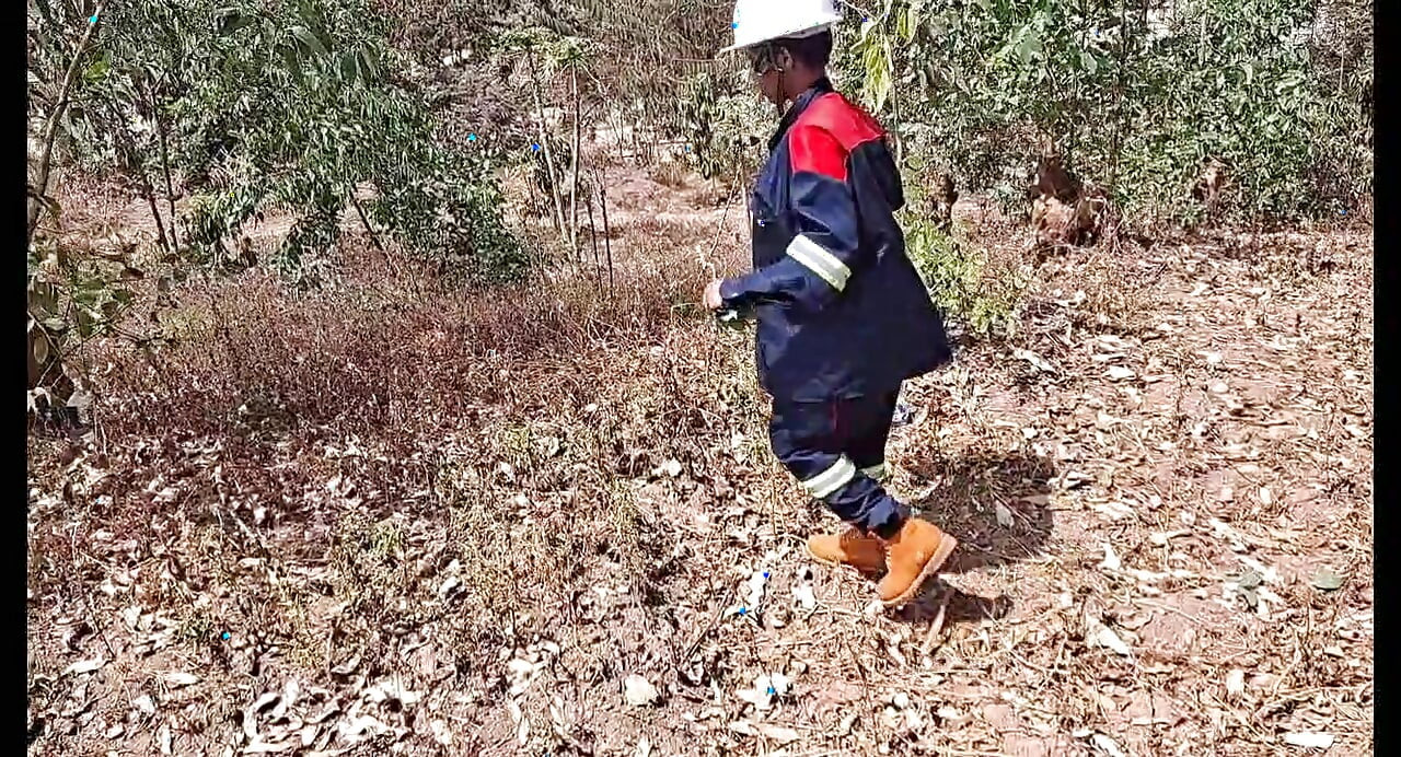 היא הייתה לבד בבית, היא סוף סוף מאוננת את הכוס שלה