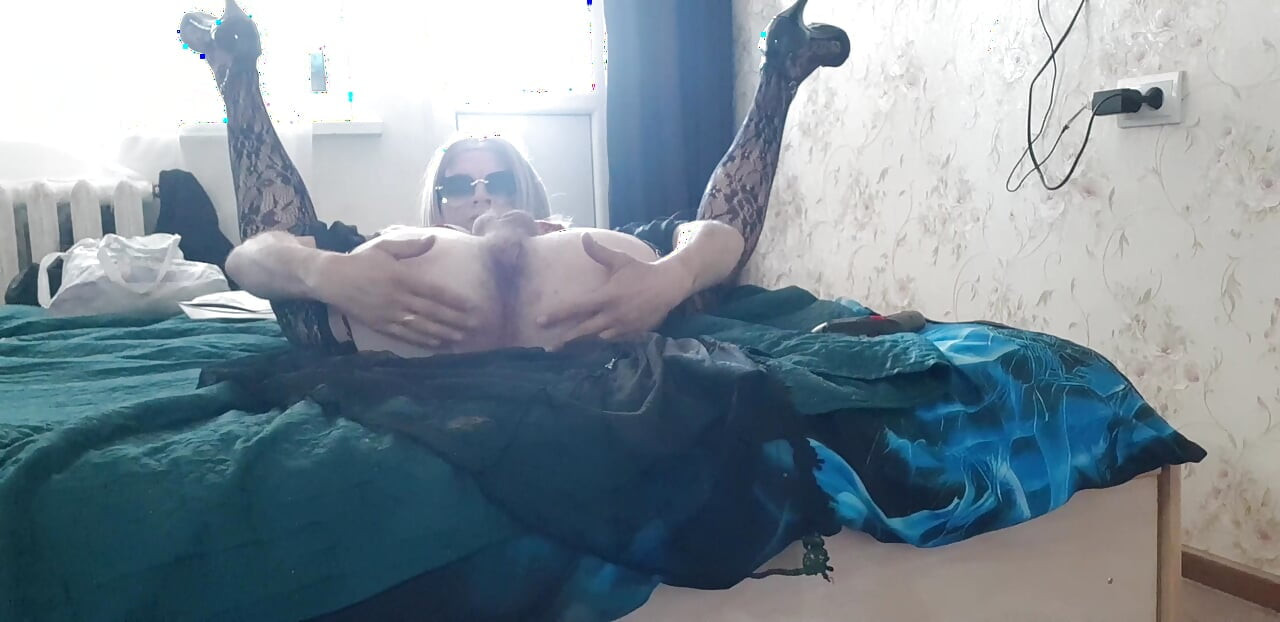 Aku menghibur diriku sendiri sambil duduk di sofa.
