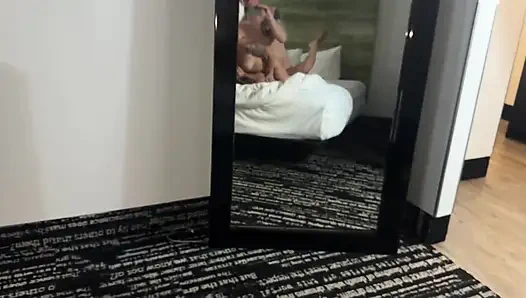 Orta yaşlı seksi kadınlar erkek arkadaşını üçlü grup seksle uyandırıyor