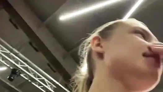 Verrücktes analficken im öffentlichen fitnessstudio